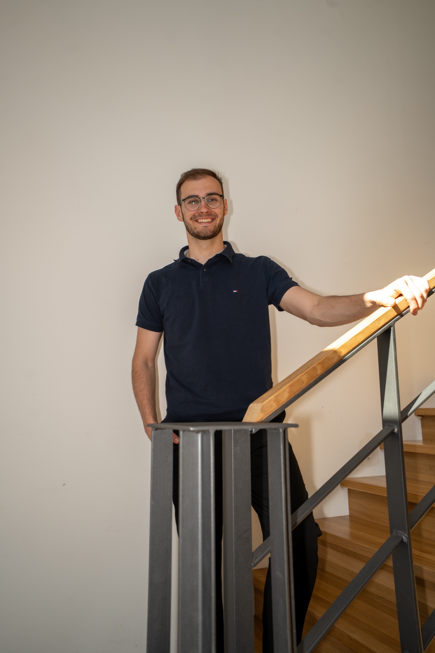 Lukas Sosnowski in entspannter Business-Umgebung