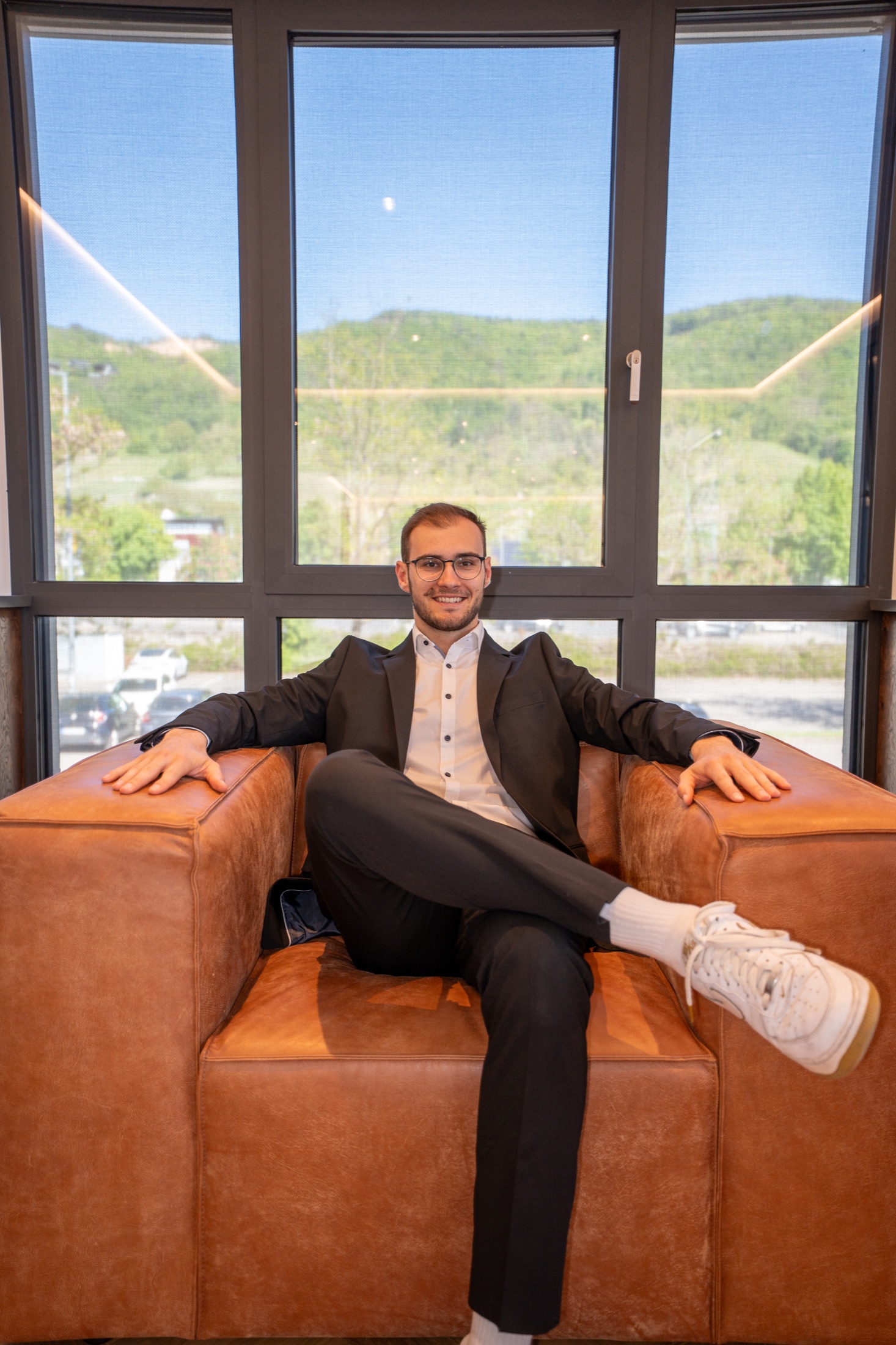 Lukas Sosnowski im Sessel in moderner Lounge