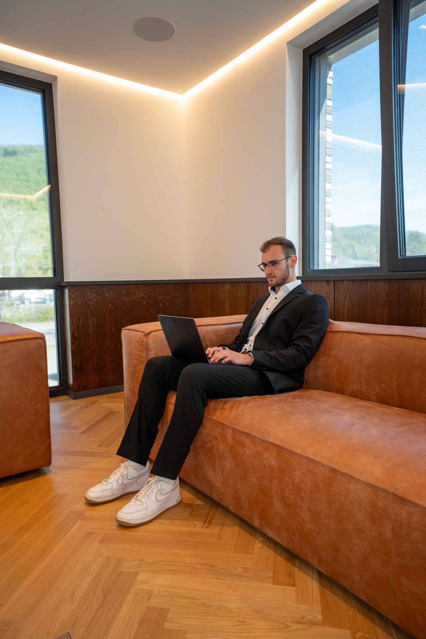 Lukas Sosnowski arbeitet in einer Lounge am Laptop
