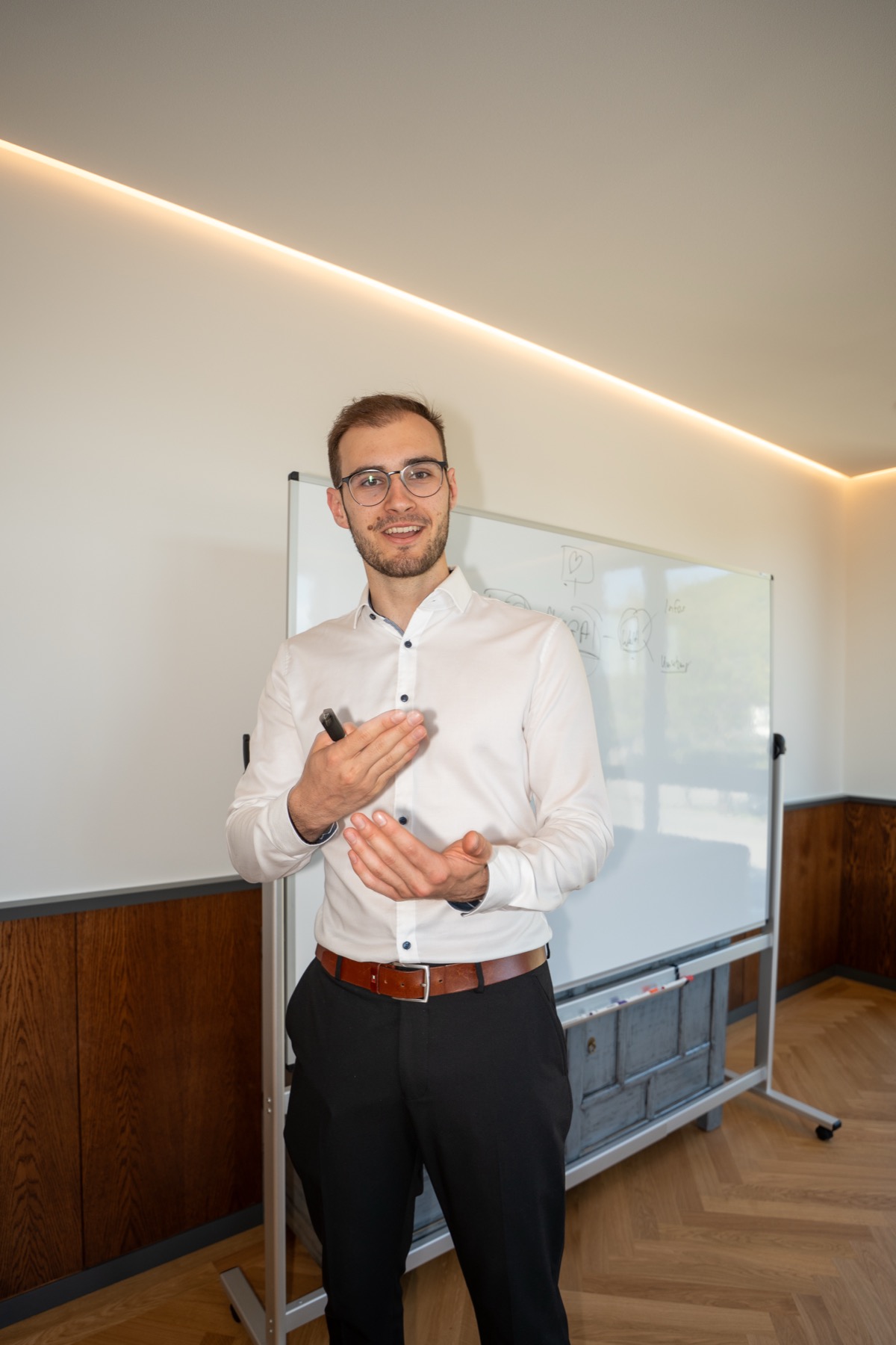 Lukas Sosnowski erklaert Finanzthemen am Whiteboard