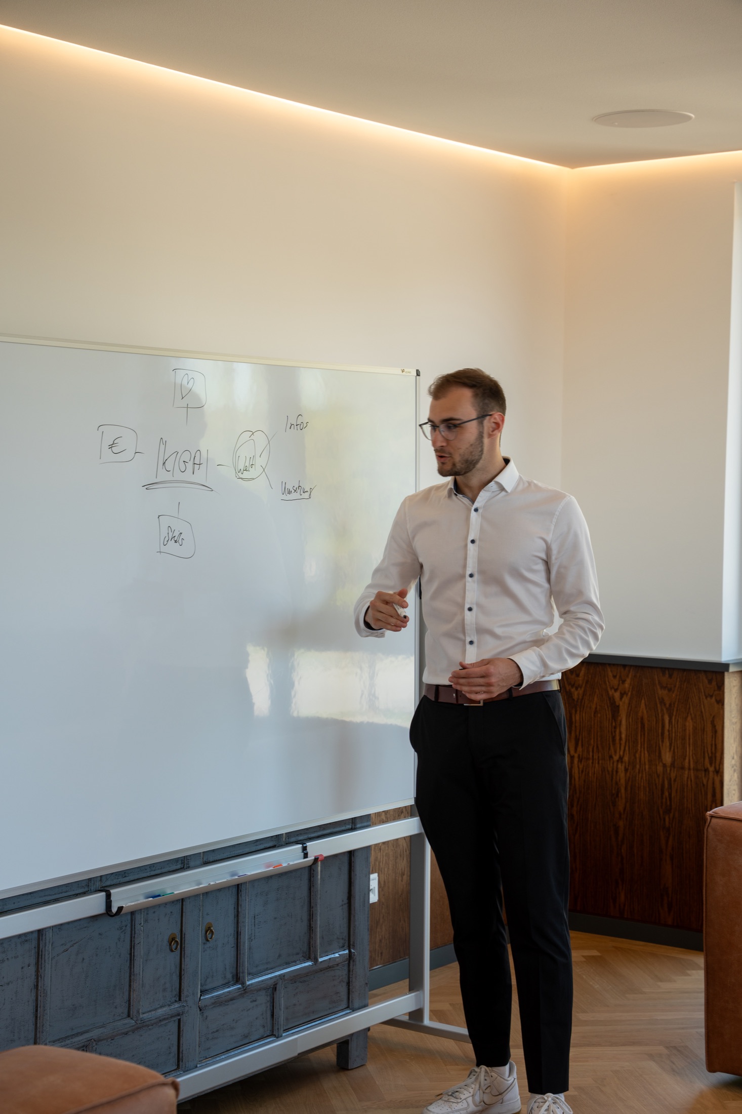 Lukas Sosnowski erklaert ein Finanzsystem am Whiteboard